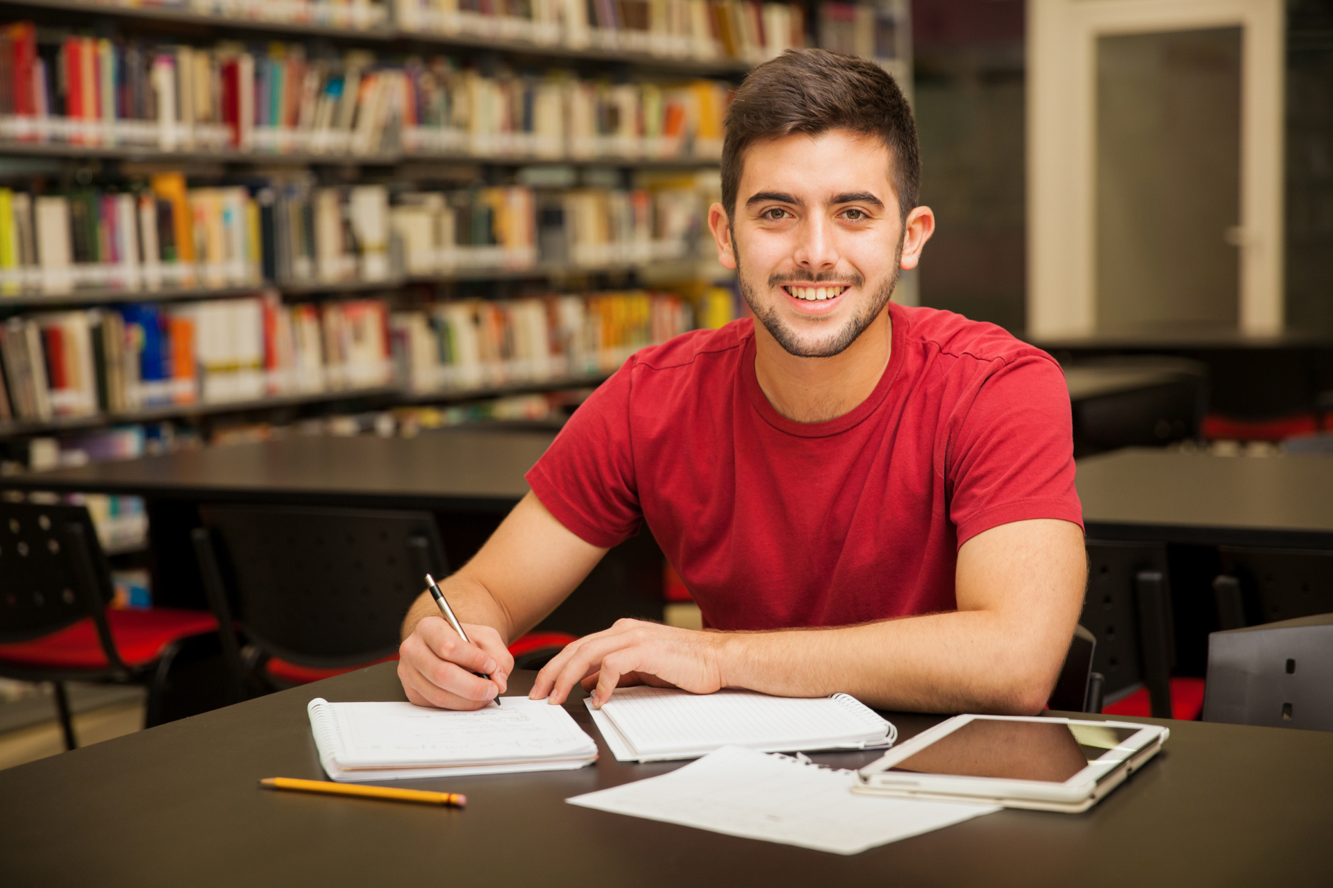 Estudiante en biblioteca